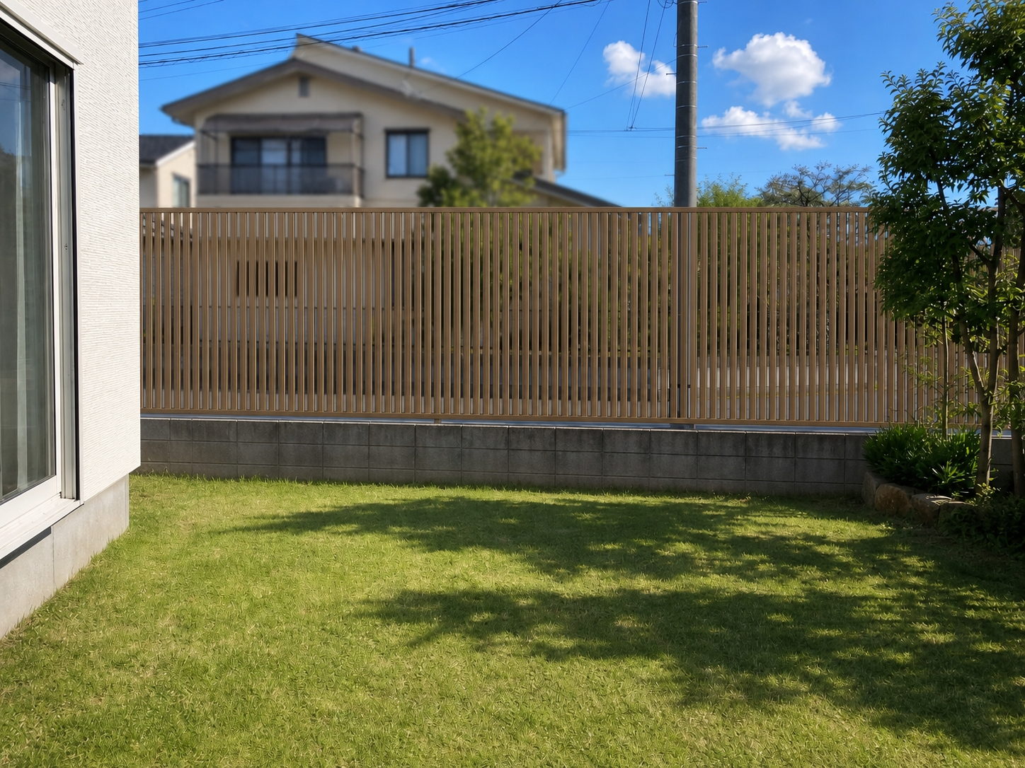 低いブロックの上に立てた目隠しフェンス。庭の使い方が変わります
