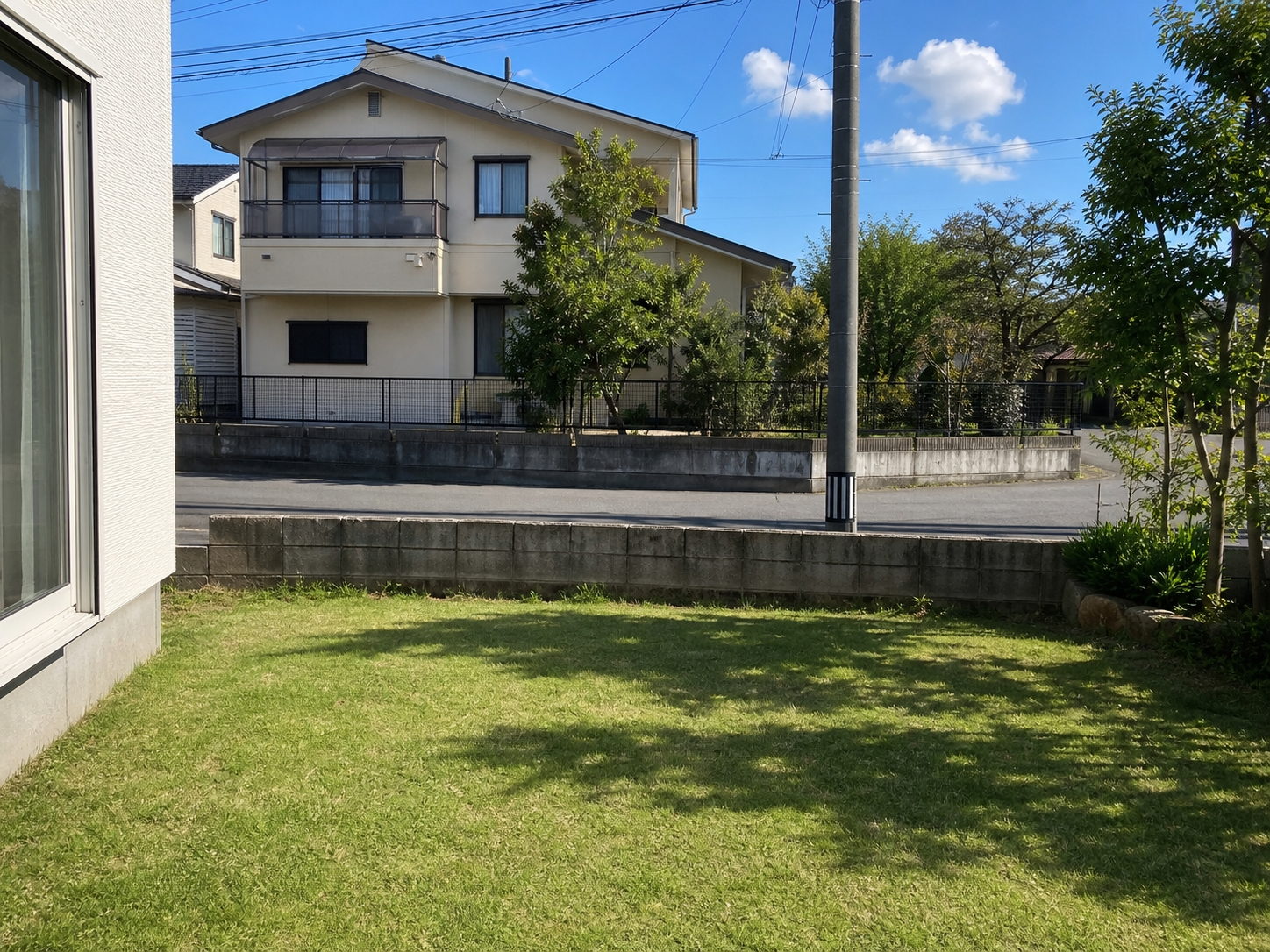 工事の前。敷地の境界は低いブロックだけで、庭が道路から見通せる状態