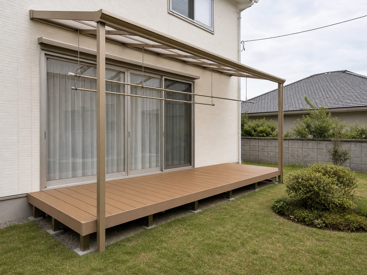屋根付きのテラスを設け、天気を気にせず洗濯物を干せるようにした例です